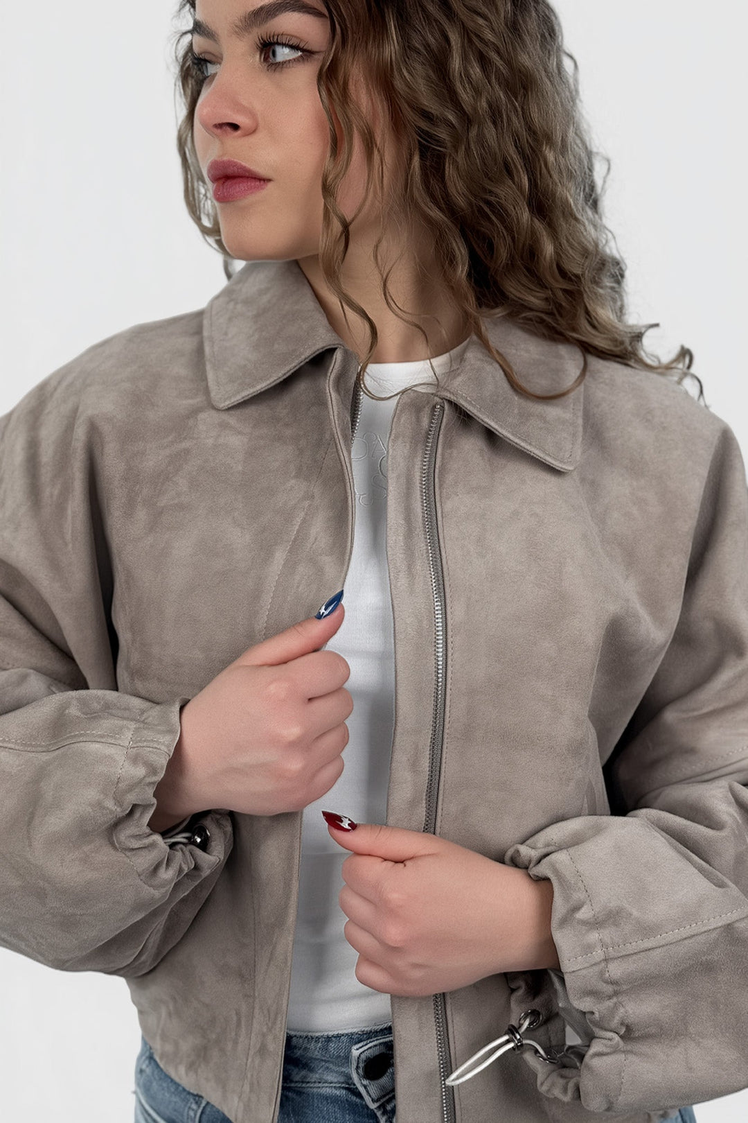 Kurze Veloursjacke mit regulierbaren Ärmeln in Taupe