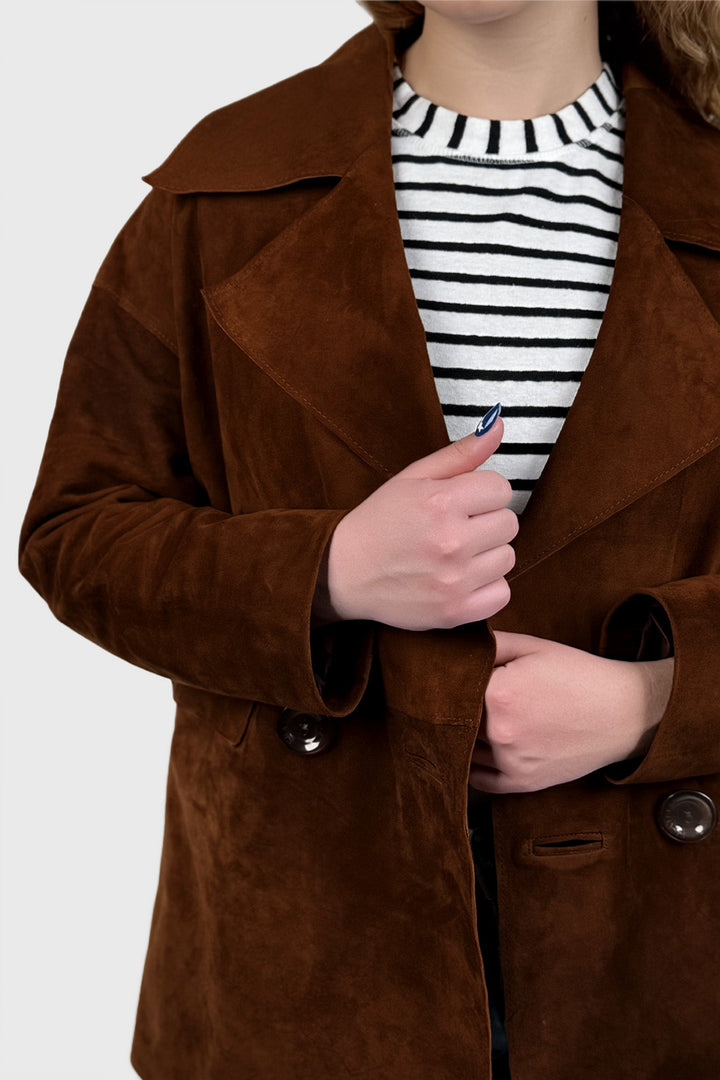 Kurze Damenjacke aus Wildleder in tiefem Braun