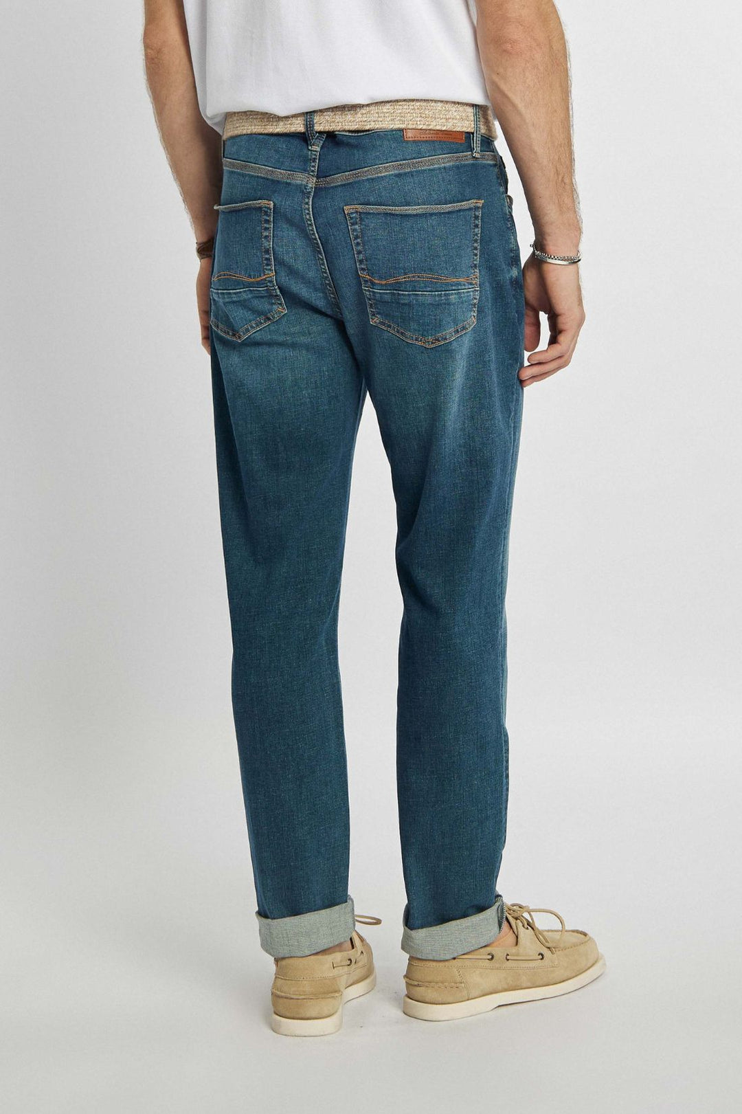 Klassieke marineblauwe jeans met decoratieve stiksels
