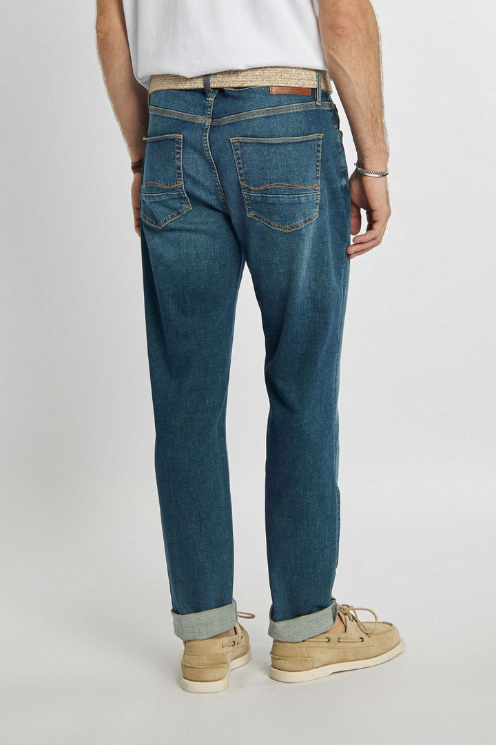 Klassieke marineblauwe jeans met decoratieve stiksels